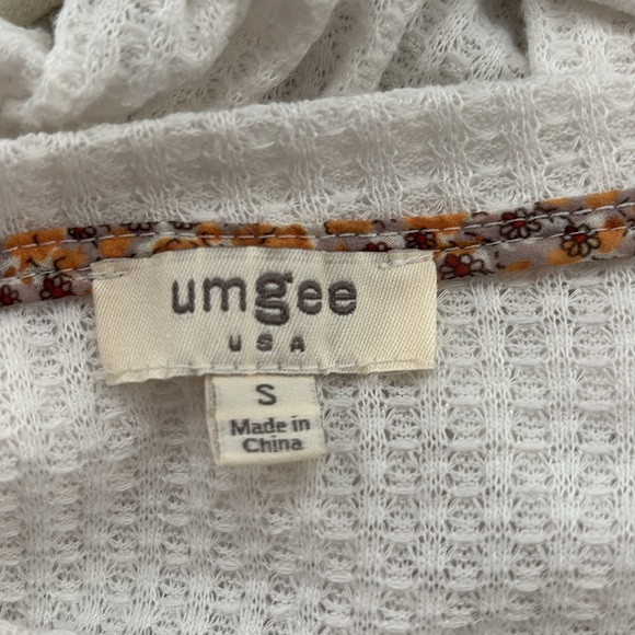 UMGEE OVERSIZED WAFFLE KNIT PEPLUM WITH SHEER FLORAL  SLEEVES - Picture 7 of 9